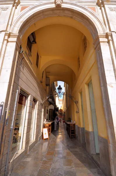 Malaga - 12 juni: staden Gatuvy med cafeteria terrasser och s — Stock fotografie