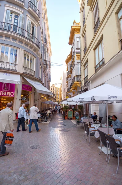 Malaga - 12 juni: straat uitzicht op de stad met cafetaria terrassen en s — Stockfoto