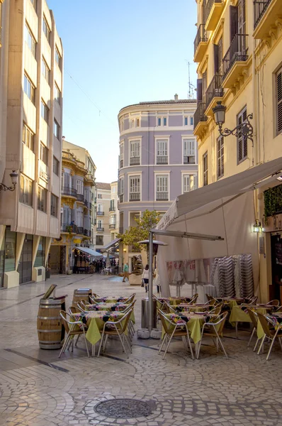 Malaga - 12 juni: straat uitzicht op de stad met cafetaria terrassen en s — Stockfoto