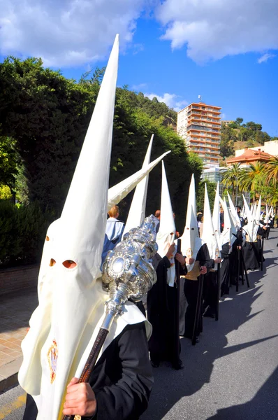 MALAGA, ESPANHA - ABRIL 09: Nazarenos e músicos de Semana Sa — Fotografia de Stock