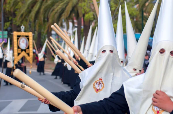 Malaga, Spanje - april 09: Nazareners en muzikanten van semana sa — Stockfoto