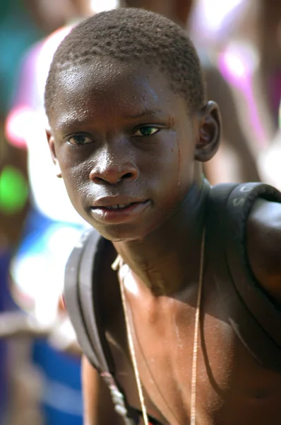 SENEGAL - 19 DE SEPTIEMBRE: Hombres y niños en la lucha tradicional (lucha) ropa de Senegal bailando antes de luchar, el 19 de septiembre de 2007 en Casamance, Senegal —  Fotos de Stock