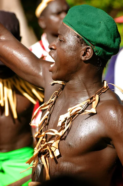 Senegal - 19 september: mannen en kinderen in de traditionele strijd (worstelen) kleren van senegal dansen voor vechten, op 19 september 2007 in casamance, senegal — Stockfoto