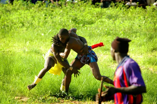 Senegal - 19 września: mężczyzn w tradycyjnych zmagań (zmagać — Zdjęcie stockowe