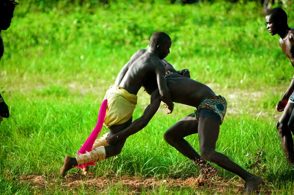 SENEGAL - 19 DE SEPTIEMBRE: Hombres en la lucha tradicional (lucha —  Fotos de Stock
