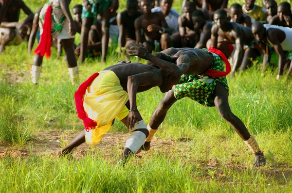 SENEGAL - SETEMBRO 19: Homens na luta tradicional (luta — Fotografia de Stock