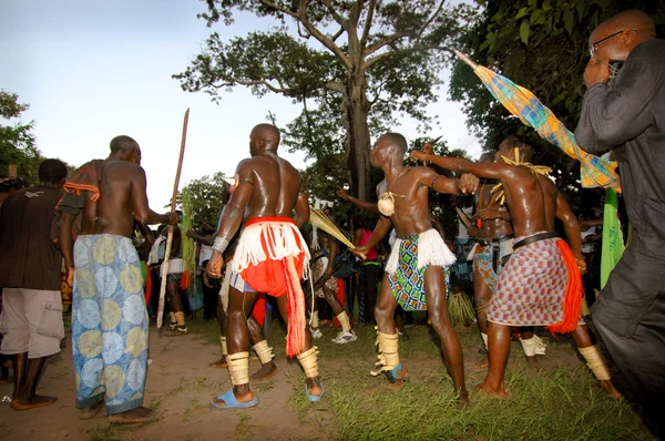 セネガル - 9 月 19 日： 男性と子供たちのセネガル セネガルで 2007 年 9 月 19 日、ダカールの戦いの前にダンスの伝統的な闘争 (格闘) 服 — ストック写真