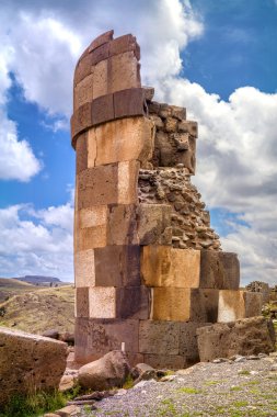sillustani - pre-İnka mezarlığı (mezar) la'nın kıyılarında