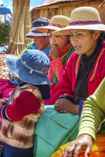 TITICACA, PERÚ - DIC 29: Mujeres indias vendiendo sus productos en una re — Foto de Stock