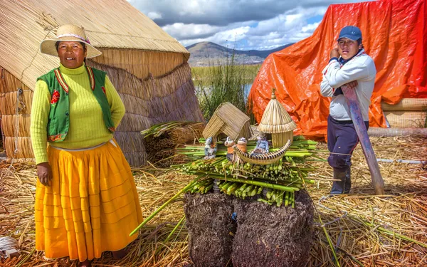 TITICACA, PERÚ - DIC 29: Mujer y hombres indios vendiendo sus mercancías — Foto de Stock