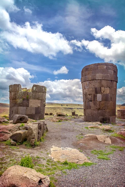 Sillustani - cementerio pre-inca (tumbas) en las orillas de La — Foto de Stock