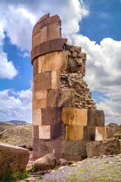 Sillustani - cementerio pre-inca (tumbas) en las orillas de La — Foto de Stock