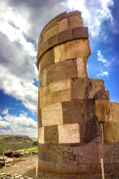 Sillustani - cementerio pre-inca (tumbas) en las orillas de La — Foto de Stock