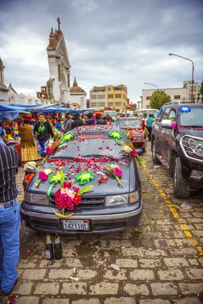 Копакабана, Болівія - 3 січня: невідомі автомобілів за межами b — стокове фото