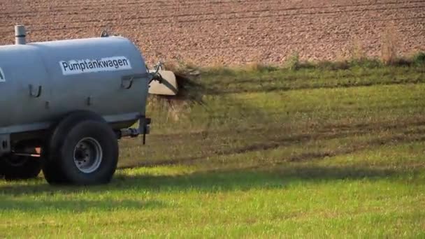 Tractor Con Remolque Que Esparce Fertilizante Campo Agrícola — Vídeo de stock