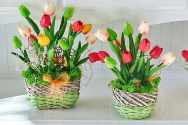 Beyaz mobilyalar üzerinde Lale Yapay Çiçek Düzenlemeleri