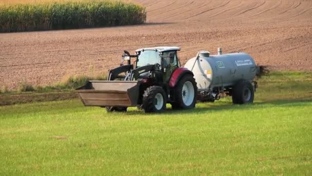 Siegelsdorf Niemcy Wrzesień 2021 Ciągnik Przyczepą Rozsiewającą Nawozy Polu Rolniczym — Wideo stockowe