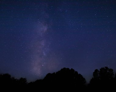 Kuzey Carolina 'da sakin bir gecede, güneybatı ufkunda Samanyolu