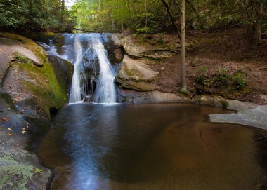 Dul Şelaleleri ve Stone Mountain State Parkı 'nda büyük su birikintileri