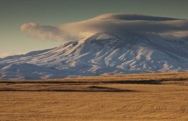 Sonbahar fırtınasından sonra Montana 'daki bir dağdan bulutlar açılıyor.