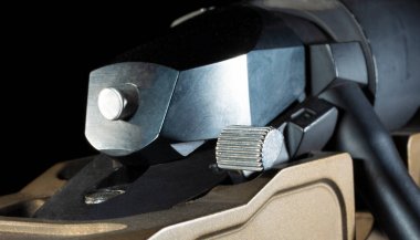 Sürgülü bir tüfekte güvenlik ve horoz göstergesi