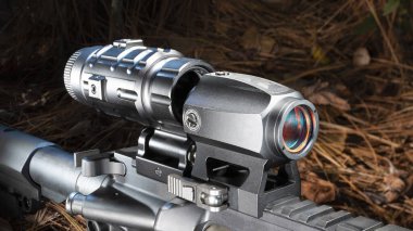 AR-15 açık havada kırmızı nokta görüş ve büyüteç