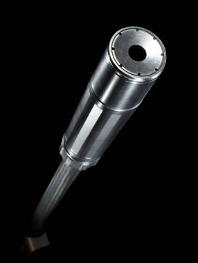 Siyah arka planda bir tüfeğin namlusunda susturucu.