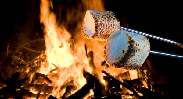 Zwei Marshmallows Die Über Dem Lagerfeuer Gebraten Werden Rauch Machen — Stockfoto
