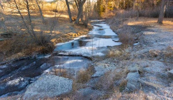 Dusting Snow Ground Next Montana Stream Ice — Stockfoto