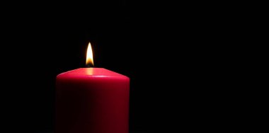 Siyah üzerine kırmızı mum, alev ve kopya için yer var.