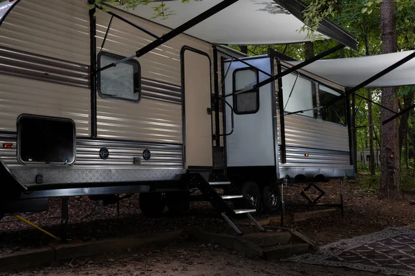Travel Trailer Awnings Out North Carolina Camping Area — Stock fotografie