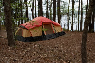 Kuzey Carolina 'daki Ürdün Gölü' nde hafif bir yağmur sırasında Lakeside çadırı