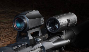 Bir AR-15 'in kırmızı nokta dürbününde büyüteç