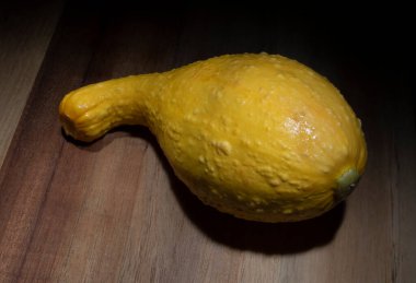 Kasap bloğunda yeni toplanmış sarı kabak.