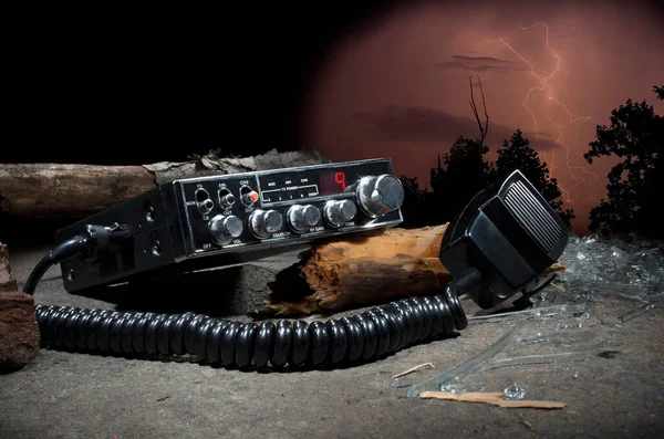 Rádio Ainda Trabalhando Nos Escombros Após Danos Causados Por Tempestades — Fotografia de Stock