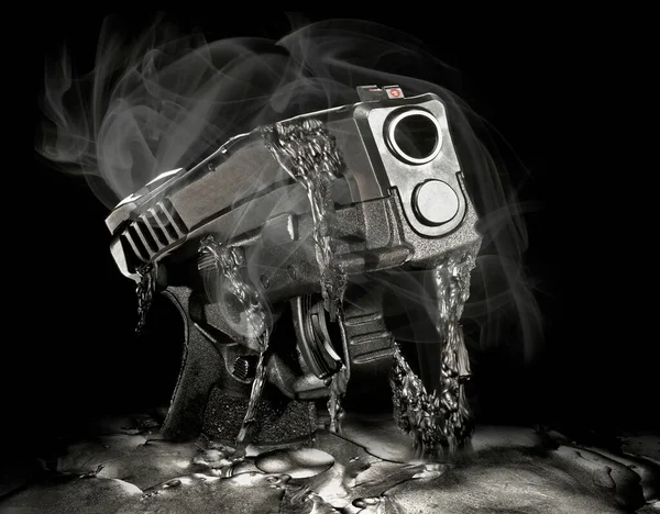Pistola Procedente Polímero Con Humo Sobre Fondo Negro — Foto de Stock