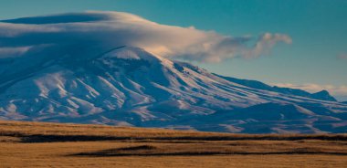 Montana 'daki bir dağın üzerinden geç düşen kar fırtınası