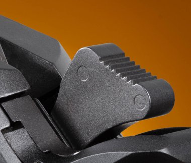 Kahverengi bir sırt çantasındaki çekiç makrosu.