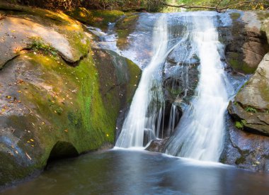 Kuzey Carolina 'daki Stone Mountain Park' ta bulunan Dul Şelaleleri