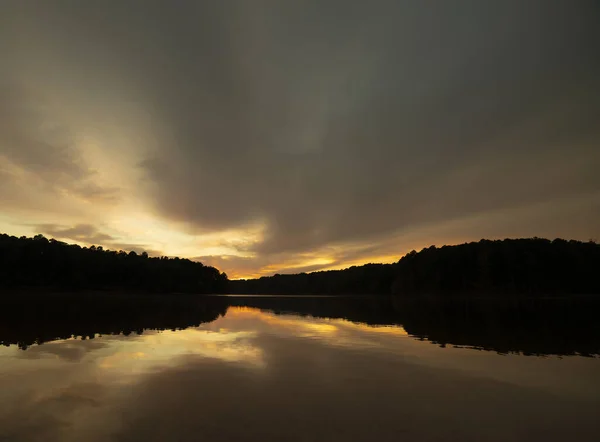 Laranja Através Céu Como Sol Nasce Sobre Falls Lake Carolina — Fotografia de Stock