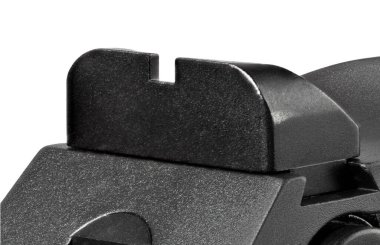 Silahın arkasında beyaz bir arka planda izole edilmiş bir tabanca var.