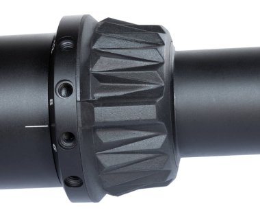 Beyazda izole edilmiş bir tüfekle desenli büyütme kadranı.