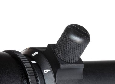 Beyazın üzerindeki tüfeğin büyütme kadranında hız artışı