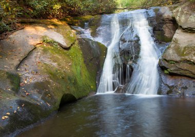 Kuzey Carolina 'daki Stone Mountain Park' ta Kara Dul Şelaleleri