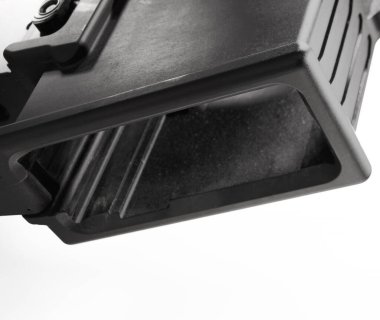 Boş şarjör, beyaz üzerine izole edilmiş bir AR-15.