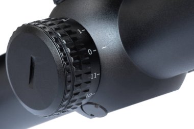 Aydınlatılmış bir tüfek dürbünündeki parlaklık kadranı beyaza izole edilmiş.