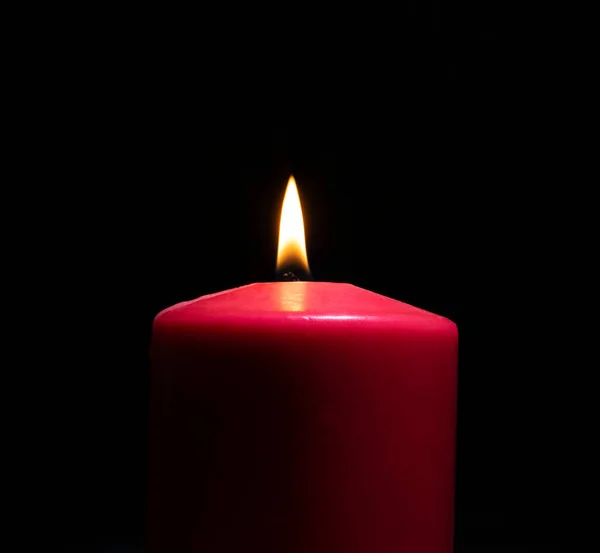 Rote Brennende Kerze Vor Schwarzem Hintergrund — Stockfoto
