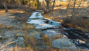 Montana 'da kışın buz ve karla kaplı küçük bir dere