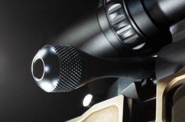 Siyah bir sürgülü tüfeğin desenli sapı.