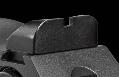 Siyah arka planı olan bir tabancada arkadan görüş.